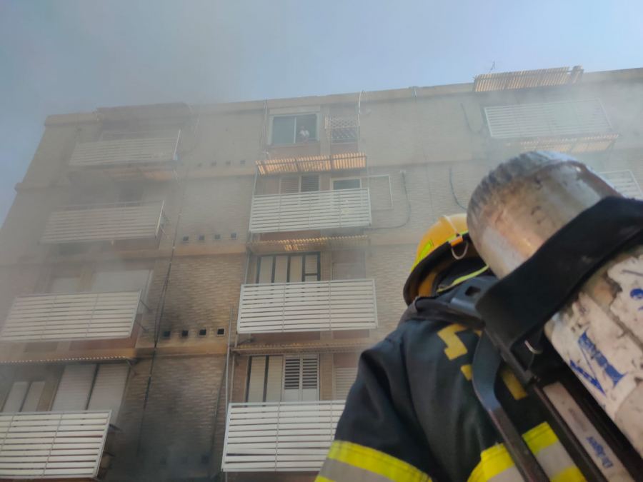 حيفا:تخليص عالقين جرّاء اندلاع حريق داخل مبنى 